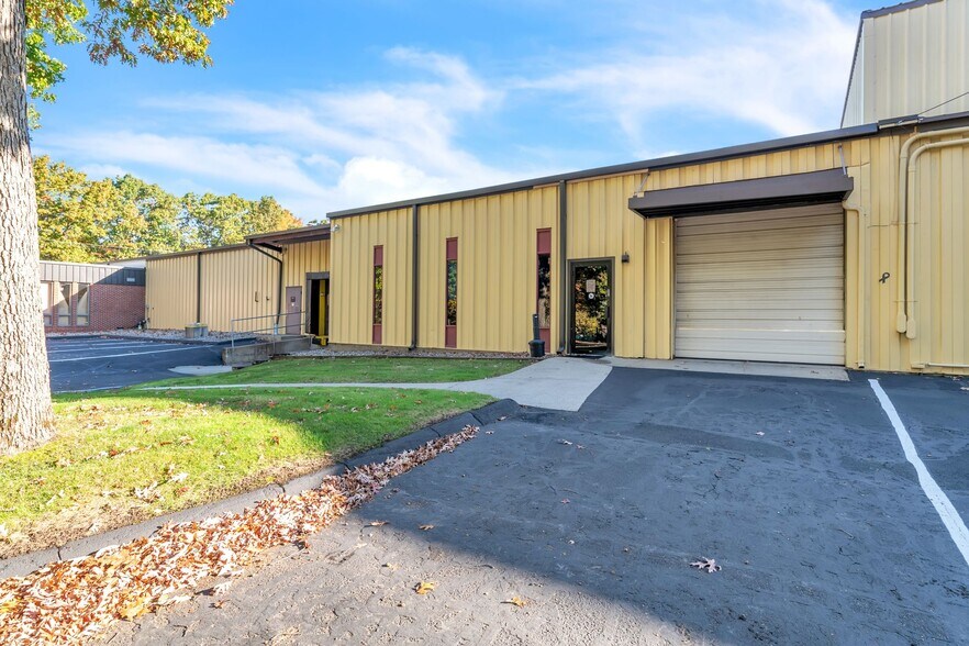 More Photos Of 250 Old Lyman Rd, South Hadley Light Manufacturing For Lease