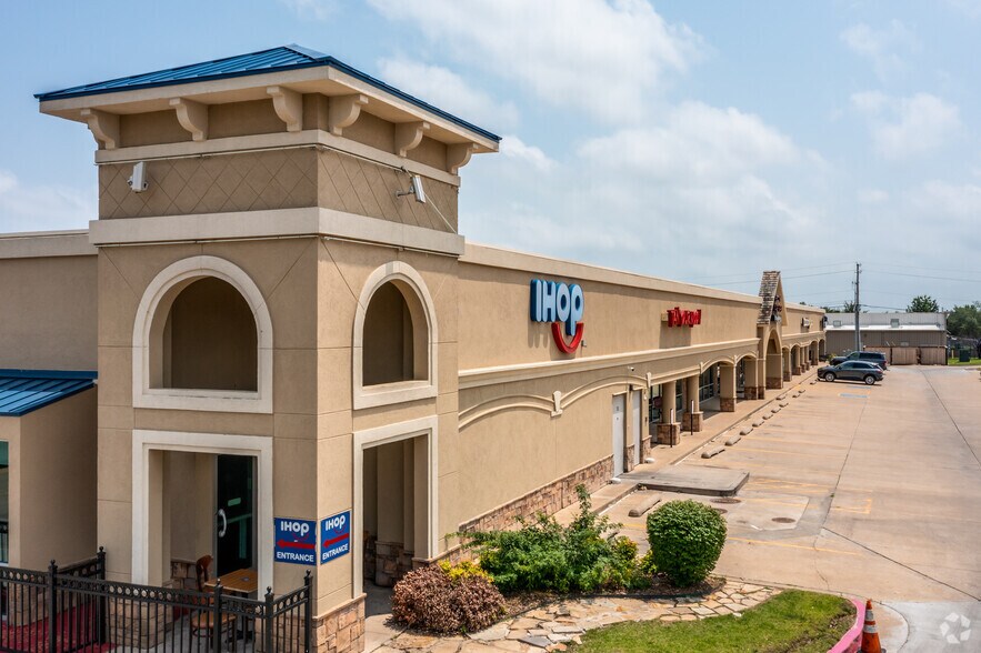 More Photos Of 8222 E 103rd St, Tulsa Unknown For Lease