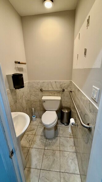 More Photos Of 112-21 Jamaica Ave, Richmond Hill Storefront Retail Office For Sale