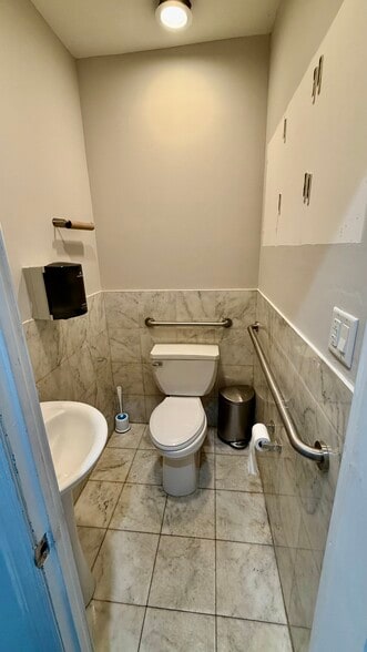 More Photos Of 112-21 Jamaica Ave, Richmond Hill Storefront Retail Office For Sale