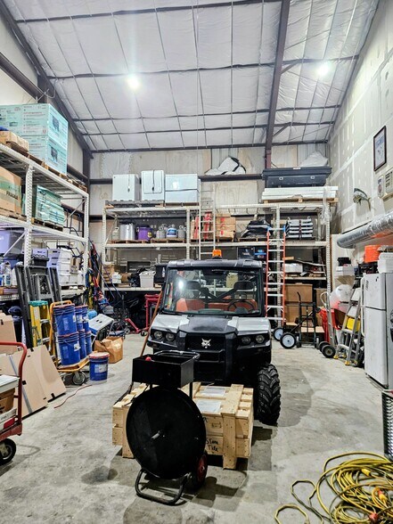 More Photos Of 326 Almedia Rd, Saint Rose Warehouse For Lease