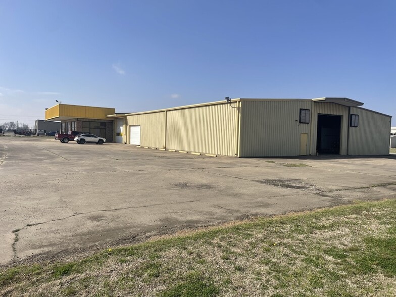 More Photos Of 1914 Whitehead dr, DeWitt Showroom For Sale