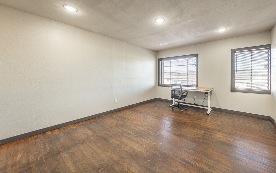 More Photos Of 2617-2619 34th St, Lubbock Loft Creative Space For Sale