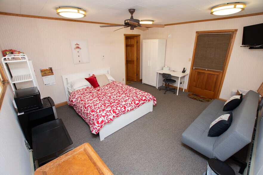 More Photos Of 26260 Main St, Beaver Island Hotel For Sale