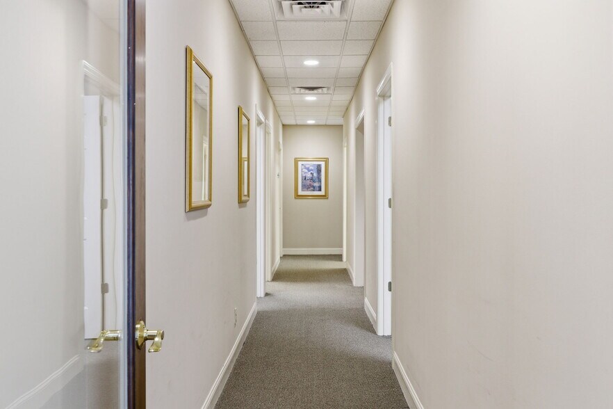 More Photos Of 70 N Main St, Hilton Head Island Office For Sale