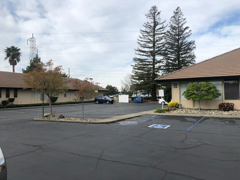 More Photos Of 2045 Hallmark Dr, Sacramento Office For Lease