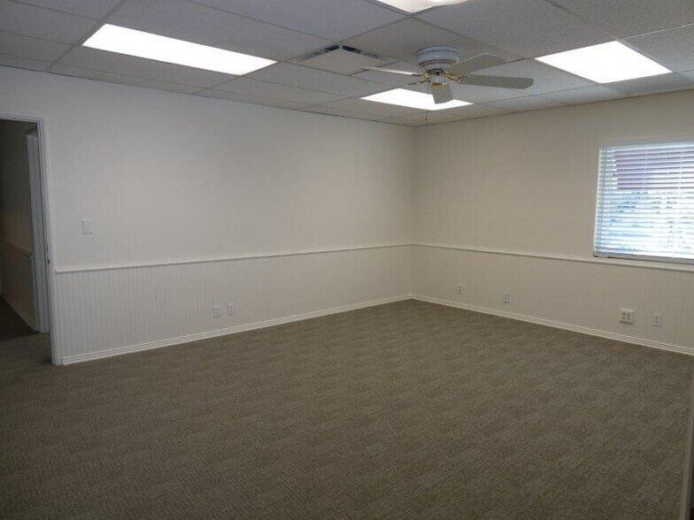 More Photos Of 447 W Burchett St, Glendale Office For Sale