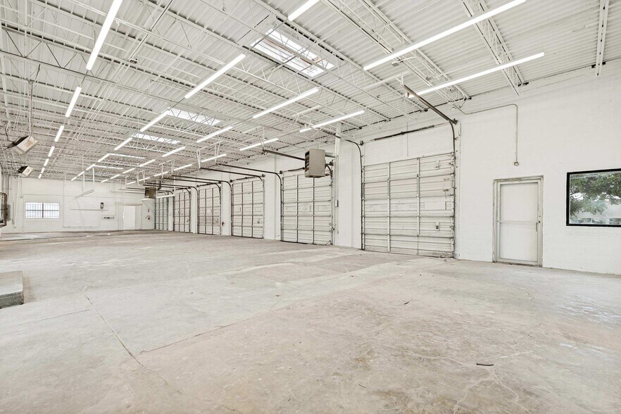 More Photos Of 400 Bishop Ave, Richardson Warehouse For Sale