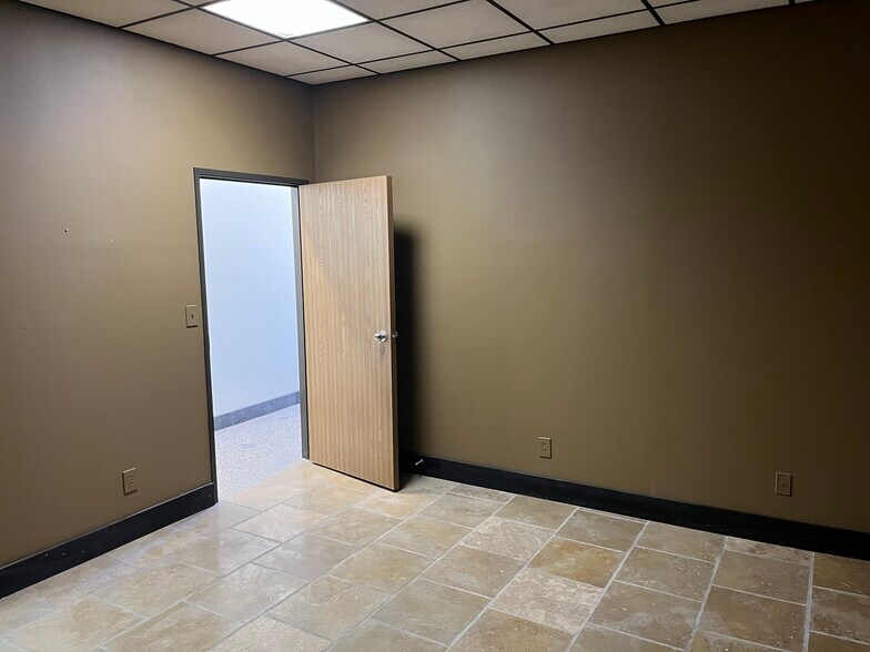 More Photos Of 1115 Lawrence Dr, Columbus Warehouse For Lease