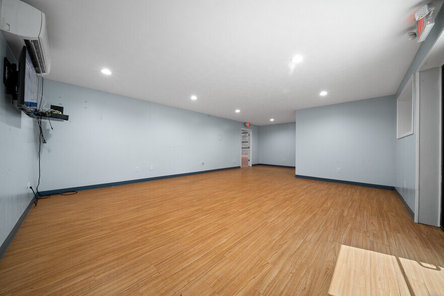 More Photos Of 3073 NE 37th Pl, Wildwood Warehouse For Lease