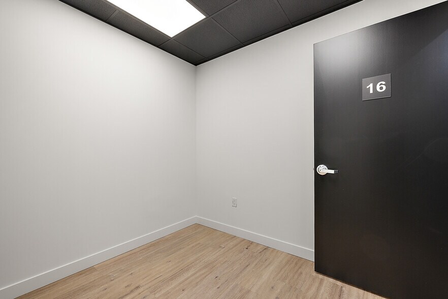 More Photos Of 801-803 W Big Beaver Rd, Troy Office For Lease
