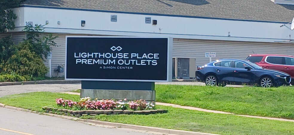 More Photos Of 806 W Us Highway 20, Michigan City Showroom For Lease