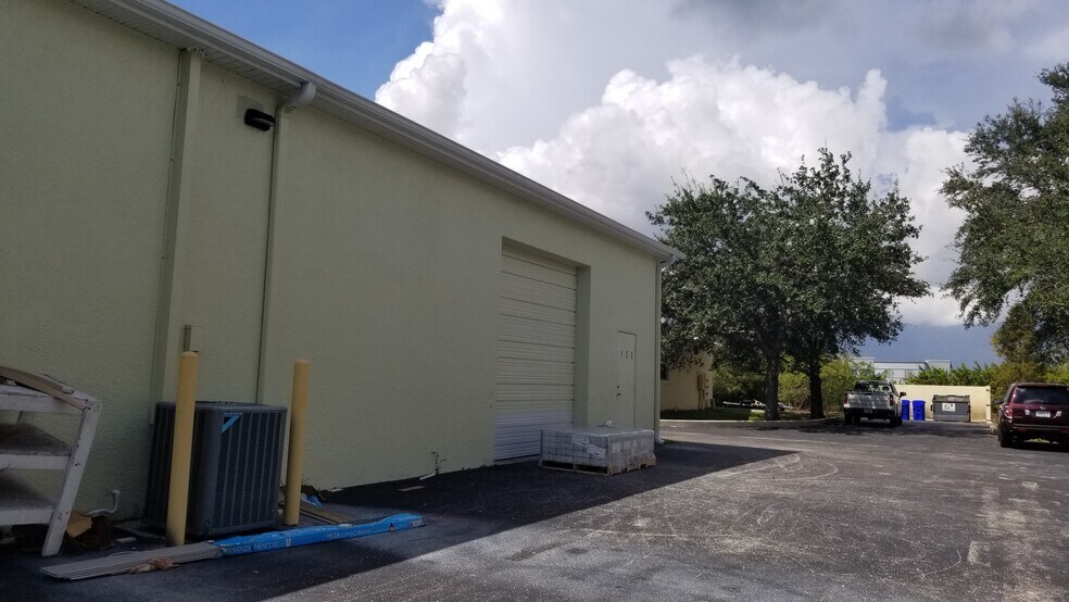 More Photos Of 5471 Lee St, Lehigh Acres Showroom For Lease