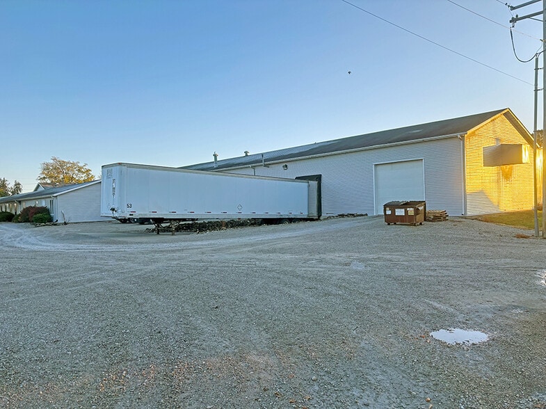 More Photos Of 1325 N Broad St, Carlinville Warehouse For Lease