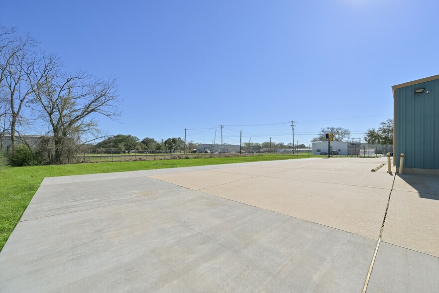 More Photos Of 314 E Walker St, League City Warehouse For Lease