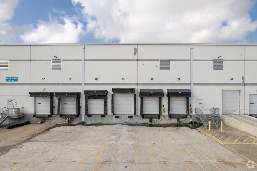 More Photos Of 9851 Fallbrook Pines Dr, Houston Industrial For Sale