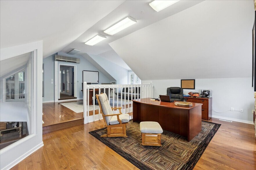 More Photos Of 10 Mystic Ln, Malvern Loft Creative Space For Sale