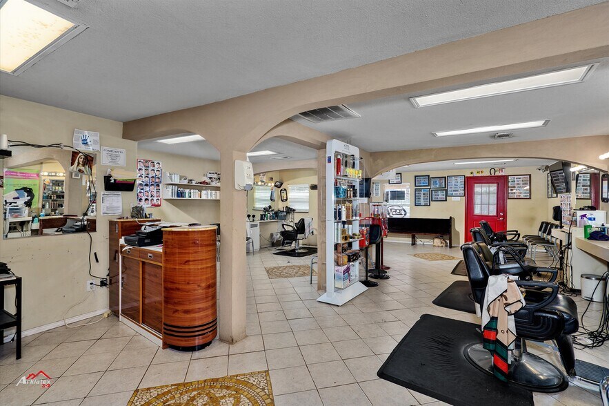 More Photos Of 2004-2006 Jacksonville Dr, Henderson Freestanding For Sale