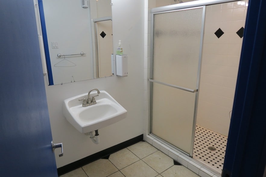 More Photos Of 5829 Beverly Hill St, Houston Warehouse For Lease