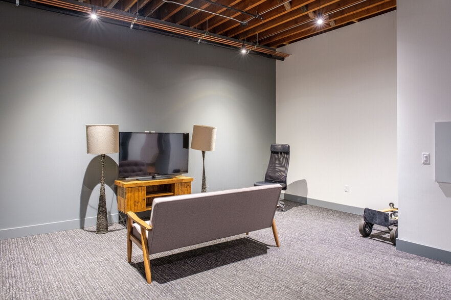 More Photos Of 911 Main St, Vancouver Office For Lease