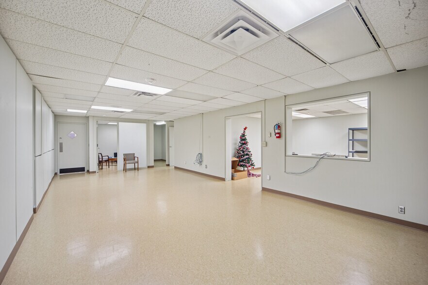 More Photos Of 2805 Beaver Ave, Des Moines Bank For Sale