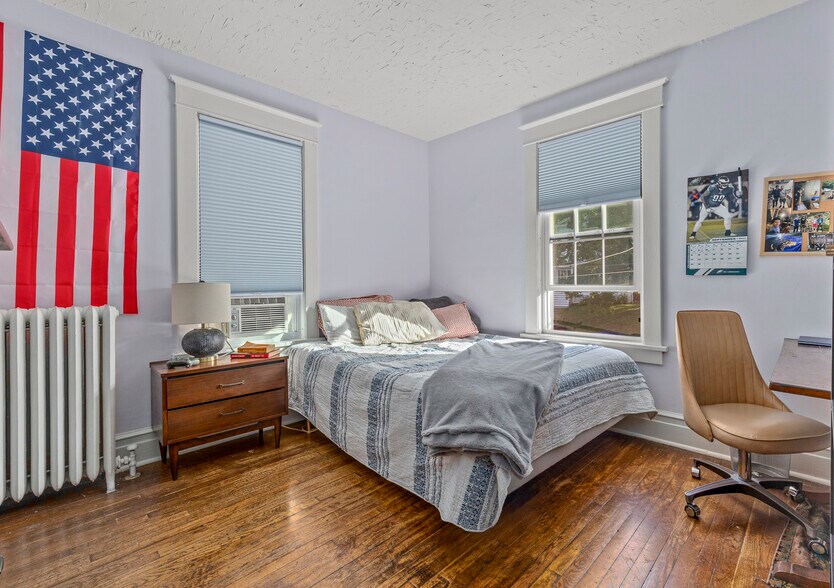 More Photos Of 128 Green St, Hudson Storefront Retail Residential For Sale