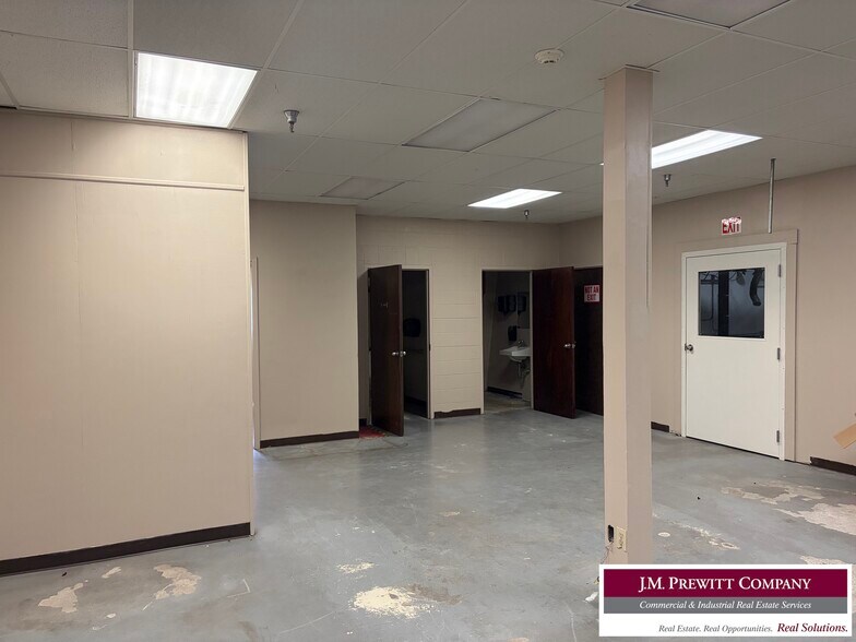 More Photos Of 399 Ml King Jr Pky, Beaumont Service For Lease