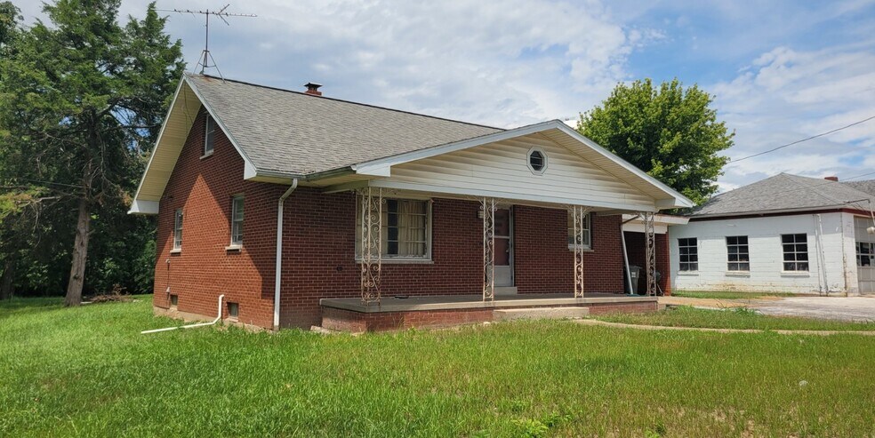 More Photos Of 425 W Market St, Red Bud Flex For Sale