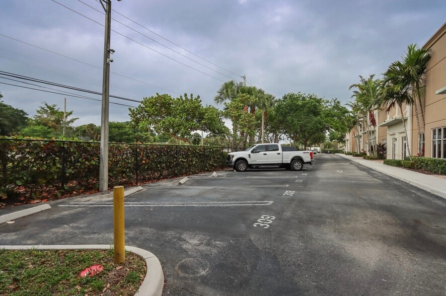 More Photos Of 999 Stinson Way, West Palm Beach Warehouse For Lease