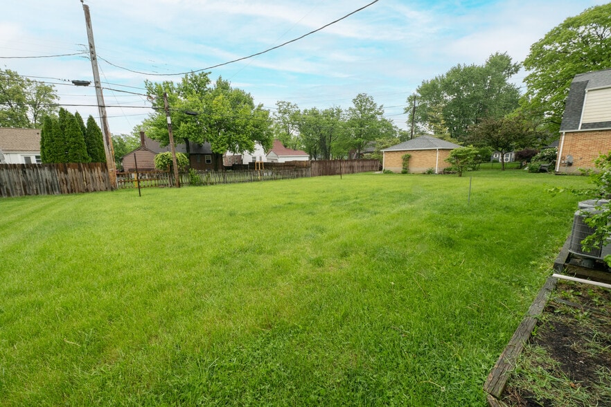 More Photos Of 349 Orchard Dr, Oakwood Apartments For Sale