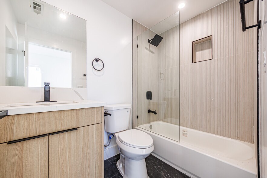 More Photos Of 5209 W 20th St, Los Angeles Multifamily For Sale