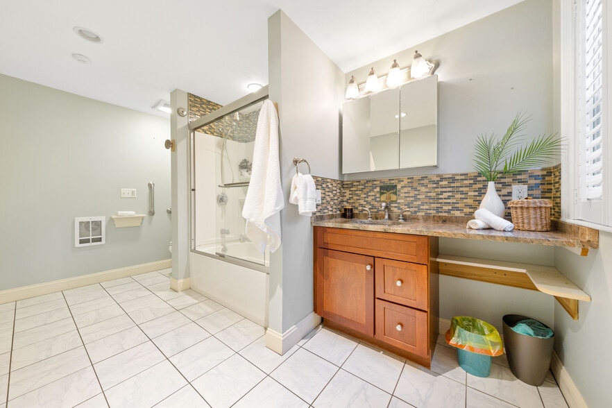 More Photos Of 25 Carlisle Rd, Westford Veterinarian Kennel For Sale