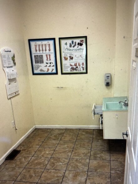 More Photos Of 521 W Girard Ave, Philadelphia Storefront Retail Office For Lease