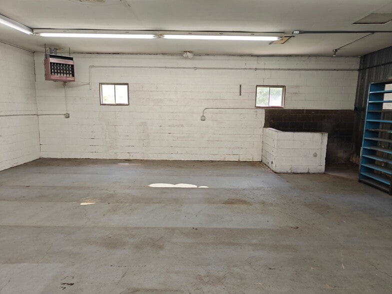 More Photos Of 908 W C St, McCook Auto Repair For Sale