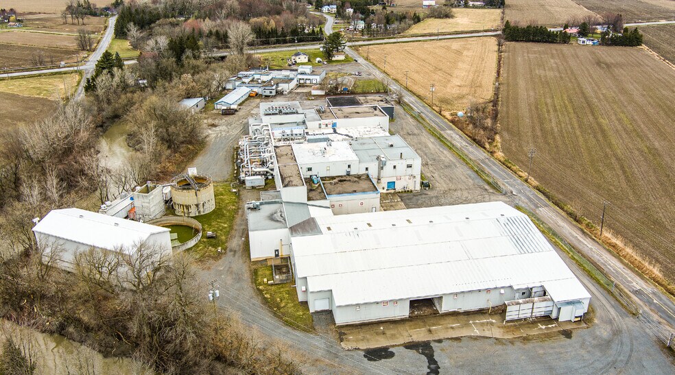 More Photos Of 212 Ch Du Canton S, Yamachiche Industrial For Sale