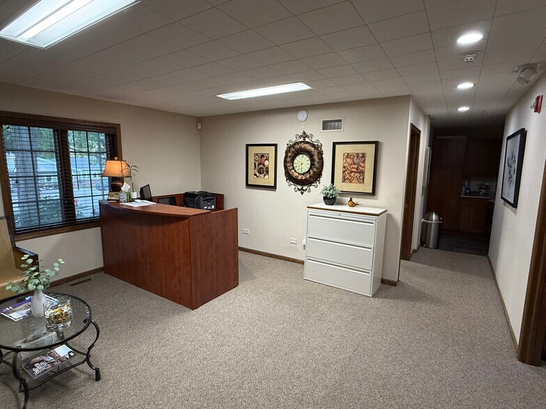 More Photos Of 475 W Terra Cotta Ave, Crystal Lake Office For Lease