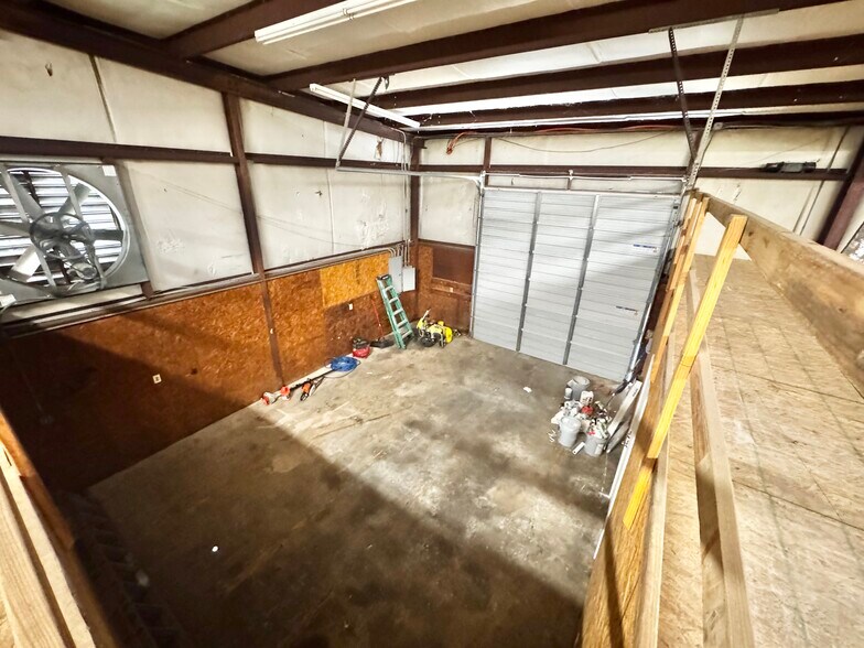 More Photos Of 9215 Thomasville Dr, Houston Warehouse For Lease