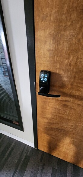 More Photos Of 2144 S Macarthur Blvd, Springfield Office For Lease