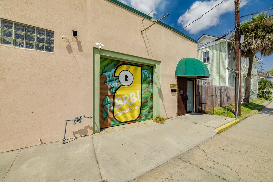 More Photos Of 302 W Victory Dr, Savannah Freestanding For Sale