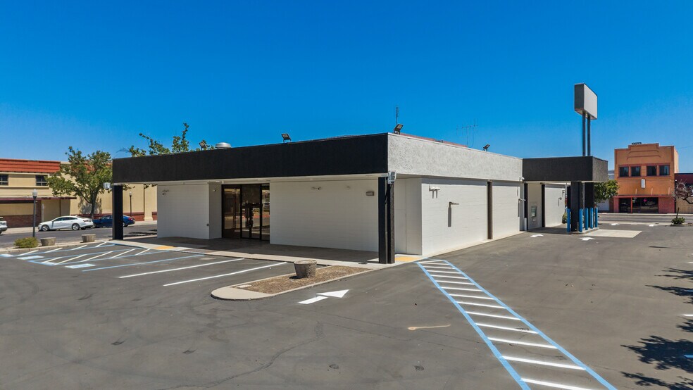 Primary Photo Of 231-233 E Yosemite Ave, Madera Bank For Sale