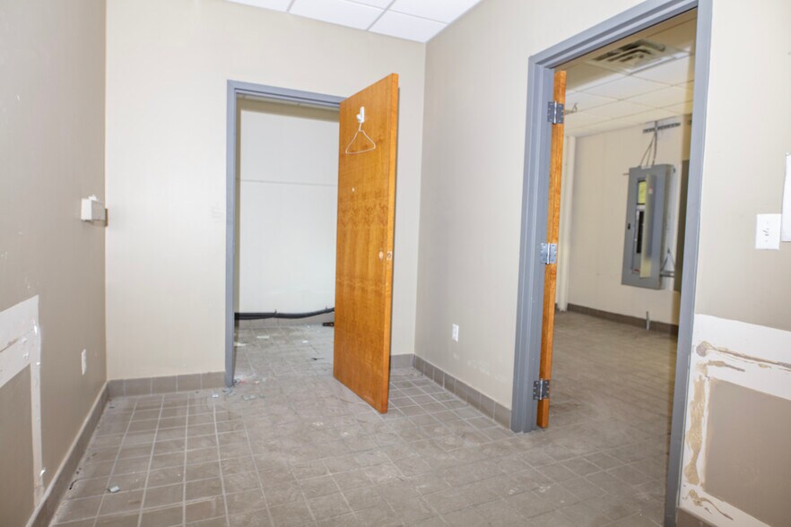 More Photos Of 109-123 Main St, North Andover Unknown For Lease