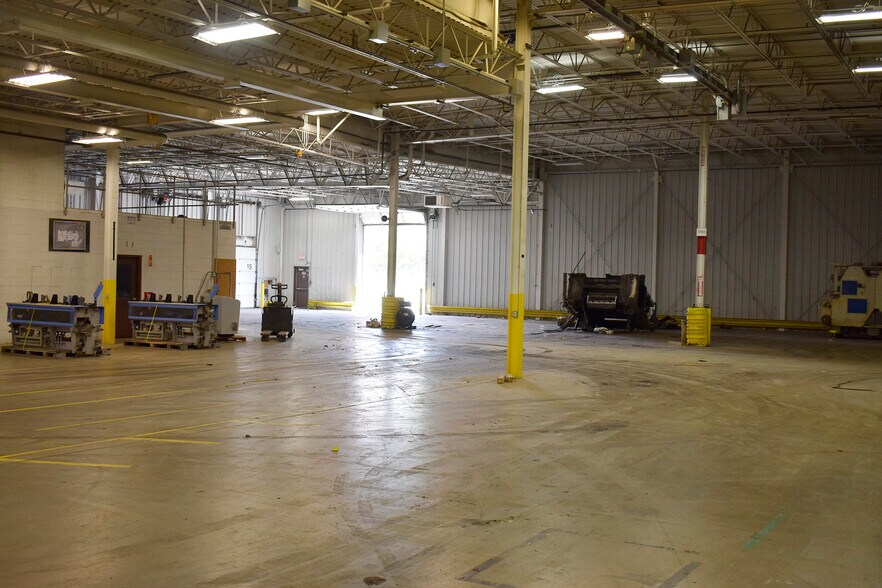 More Photos Of 2500 Marion Dr, Kendallville Distribution For Lease