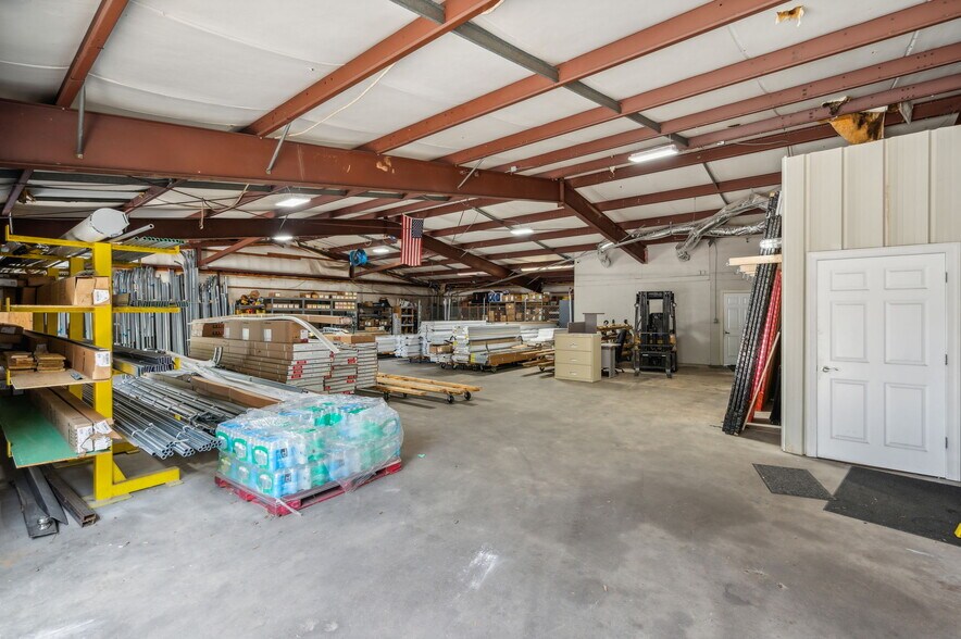 More Photos Of 4228 Main St, Oakwood Showroom For Lease
