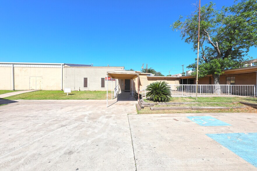 More Photos Of 1600 Clark Blvd, Laredo General Retail For Sale