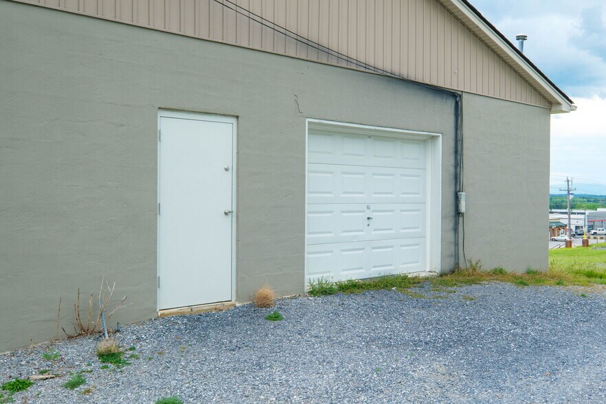 More Photos Of 902 Richmond Ave, Staunton General Retail For Sale