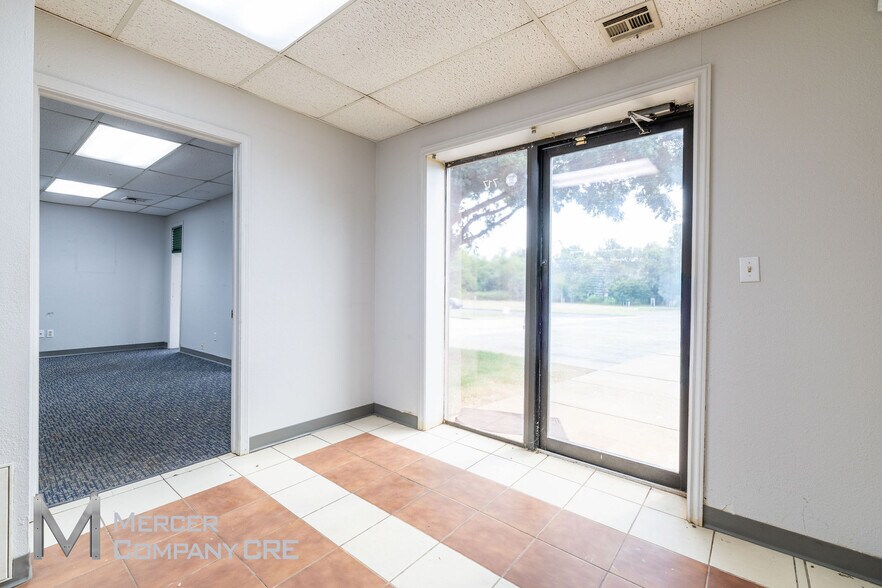 More Photos Of 717 Evergreen St, Edmond Service For Lease