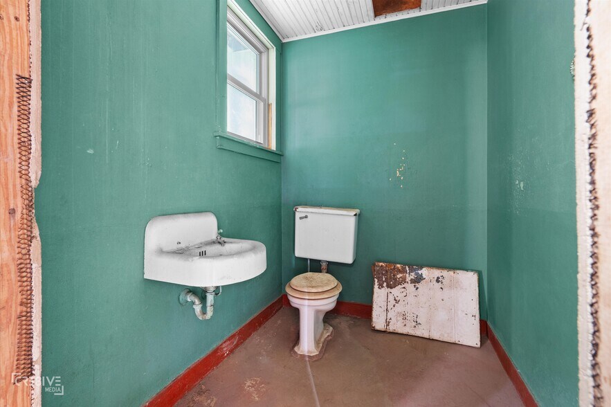 More Photos Of 157 S Henderson St, Rusk Flex For Sale