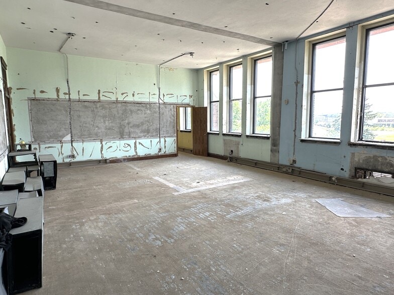 More Photos Of 921 W State St, Rockford Schools For Sale