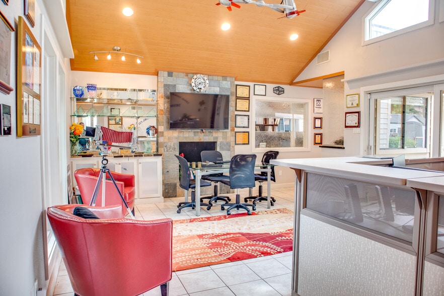 More Photos Of 5008 Locust St, Bellaire Office For Sale