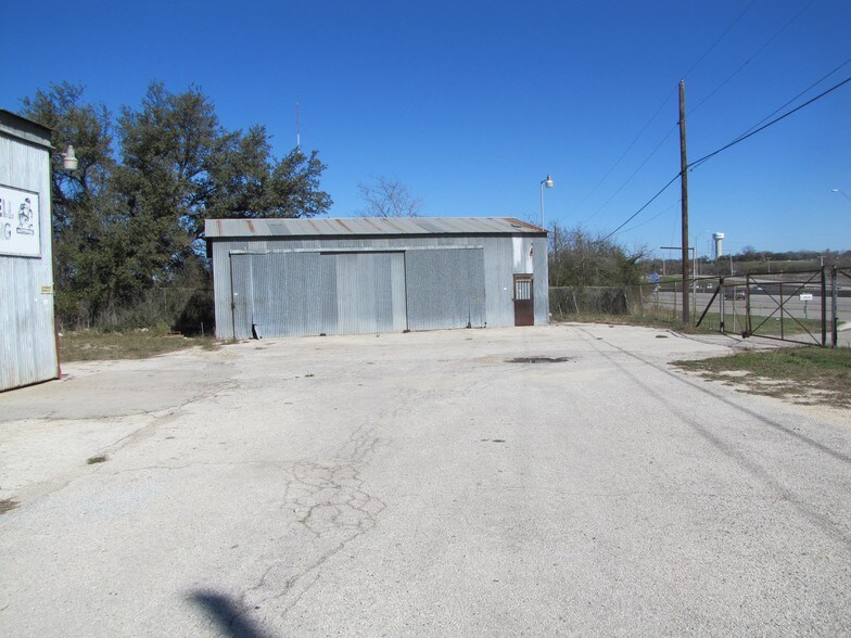 More Photos Of 4710 IH-35 South Fwy, New Braunfels Warehouse For Lease